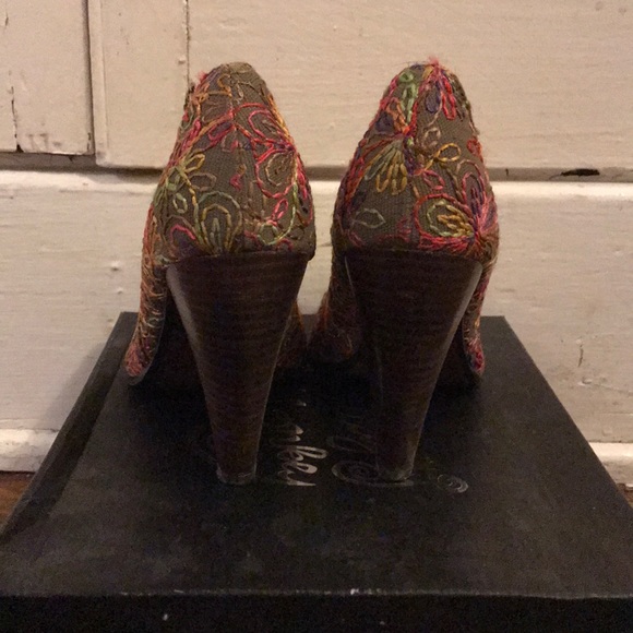 Naughty Monkey size 6 1/2 multi colored pumps - Picture 4 of 8